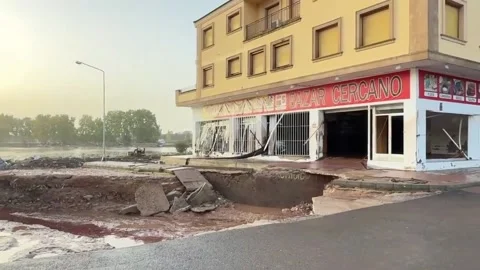 Spain: 1,100 Troops Deployed as DANA Flooding Wreaks Havoc and Sparks Urg... Vídeo Stock 289844881
