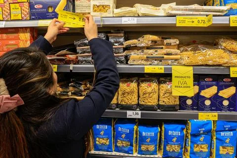 Spain axes VAT on basic goods, Madrid - 02 Jan 2023 Foto stock
