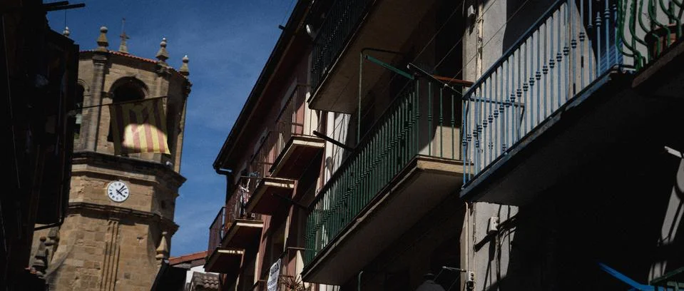 SPAIN BUILDING EDIFICIO ESPAÑA BALCONES CON BANDERA Stock Photos