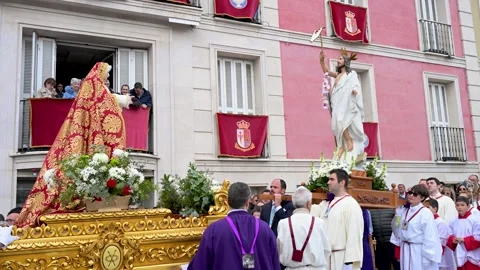 Spain Easter Holy Week: Penitents at Aranjuez Town Hall, Historic Street Scene 스톡 동영상 308233078