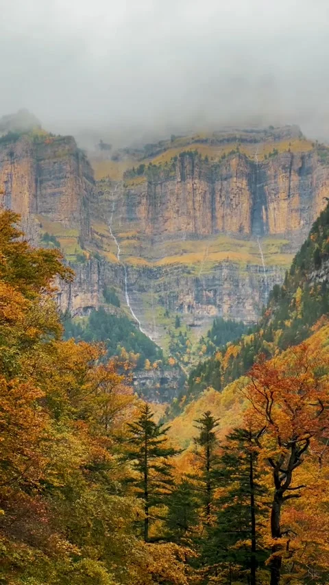 Spain Ordesa y Monte Perdido, Golden Autumn Mountains Vertical Video Stockbeeldmateriaal 317550705
