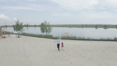 The span of the camera over the beach, which runs a granddaughter with a Vídeo Stock 114891719