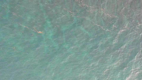 Span of a camera shooting down over trash and a picturesque ocean shelf with 库存影片 130823166