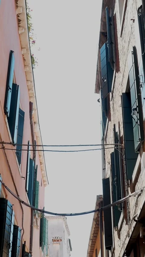 The span of the camera through the narrow street of Venice, between the old Stock-Footage 318244830