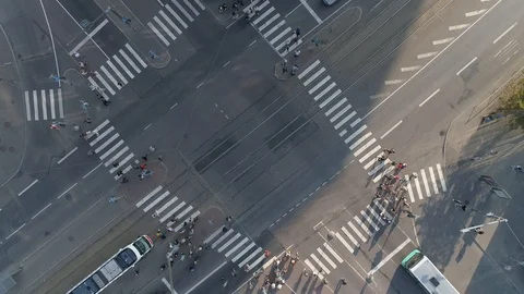 Span down over the crossroad at rush hour.  Aerial view. Vídeo Stock 100585869
