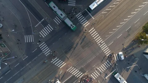 Span down over the crossroad at rush hour.  Aerial view. Vídeo Stock 100586219