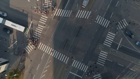 Span down over the crossroad at rush hour.  Aerial view. Vídeo Stock 100586541