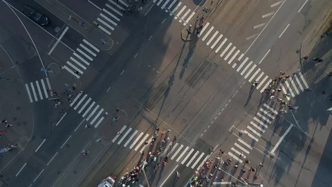 Span down over the crossroad at rush hour.  Aerial view. Vídeo Stock 100587318
