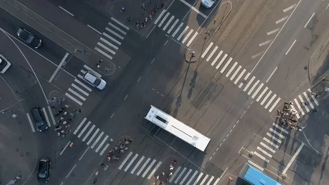 Span down over the crossroad at rush hour.  Aerial view. Vídeo Stock 100587476