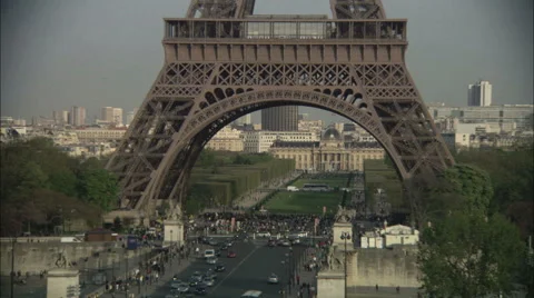 Span of the Eiffel Tower framing Ecole Militaire, Paris Stock Footage 59334702
