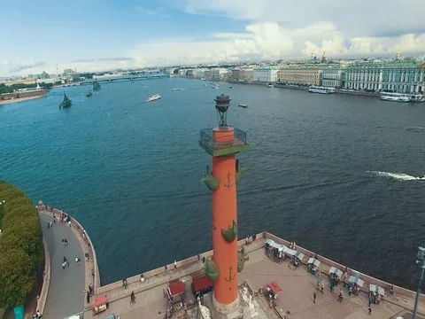 Span in rush hour over the rostral columns, view of the Hermitage Video stock 80346017