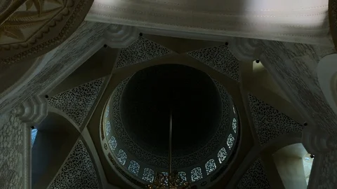 Span under the chandelier of the main prayer hall Sheikh Zayed Mosque Stock Footage 125585125