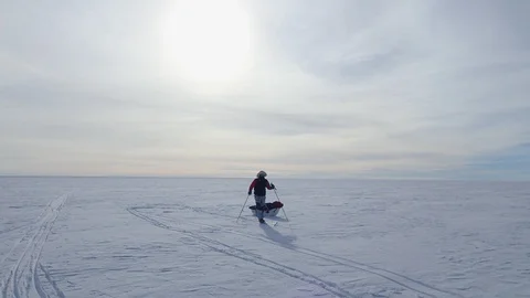 Spanish explorer Hilo Moreno pulling a 80 kg pulka on Greenland crossing. 스톡 동영상 129374852