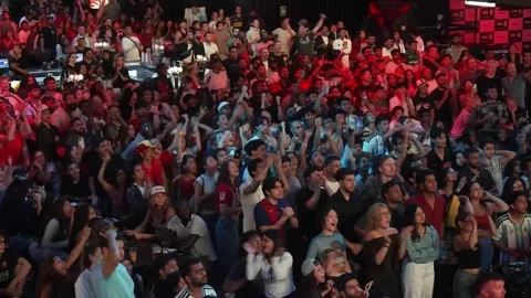 Spanish fans react to Fernandez red card in World Cup final Vídeo Stock 340110704