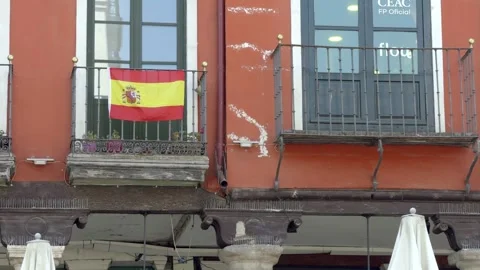 Spanish Flag Hanging From Balcony in Facade With Balconies 库存影片 340632774