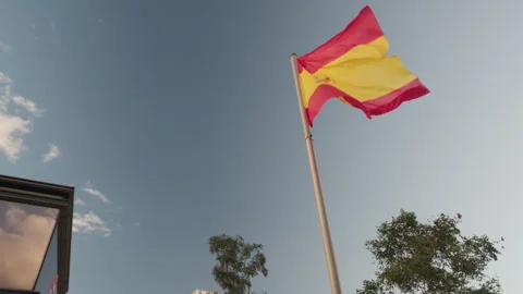 Spanish flag waving in front of modern buildings in Madrid, Spain 库存影片 328609239