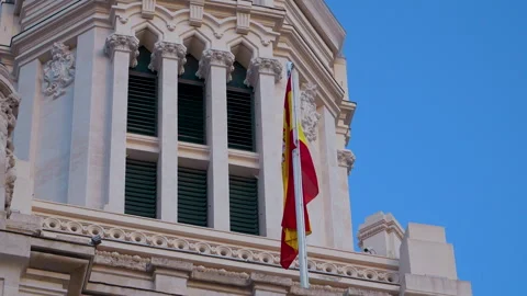 Spanish Flag Waving On Historic Building In Madrid City Center Vídeos de archivo 344914432