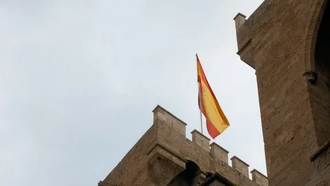 Spanish flag waving on the Torres de Quart, gateway to the medieval Christian Vídeos de archivo 102153988