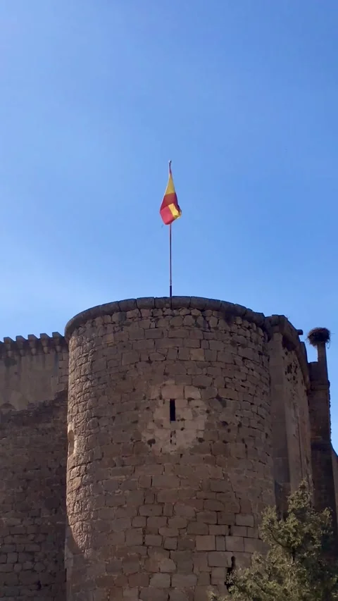 Spanish flag waving in the wind at the top of a castle tower Stock-Footage 316594452