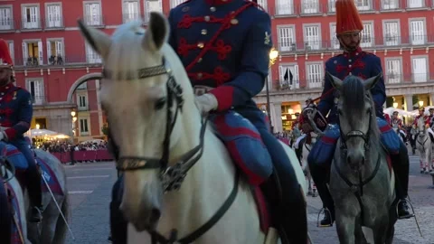 Spanish royal guard cavalry parading in Plaza Mayor, Madrid 스톡 동영상 334331512