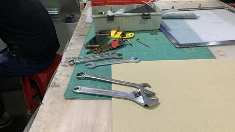 Spanners and other tools on the table, used in machine repair work Foto stock