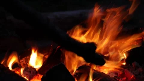 Spark a campfire Vídeo Stock 135406271