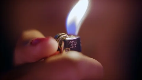 Sparking a lighter Vídeo Stock 119090836