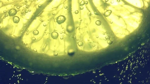 Sparkling bubbles water with a slice of lime Vídeos de archivo 81356198