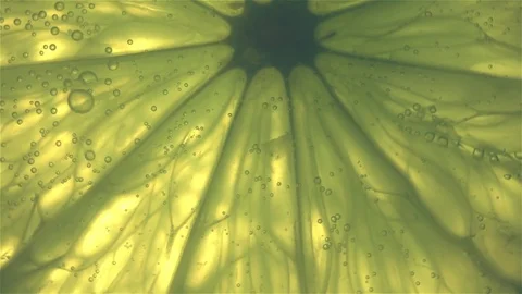 Sparkling bubbles water with a slice of lime Video stock 81376076