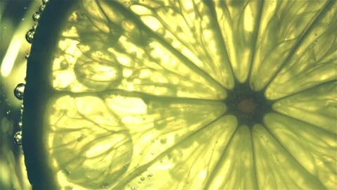 Sparkling bubbles water with a slice of lime 動画素材 81376228