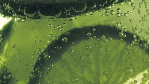 Sparkling bubbles water with a slice of lime Видео 111495219