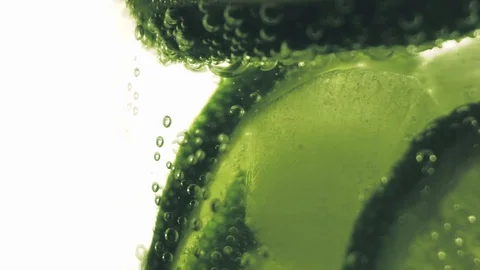 Sparkling bubbles water with a slice of lime Vídeo Stock 111495256