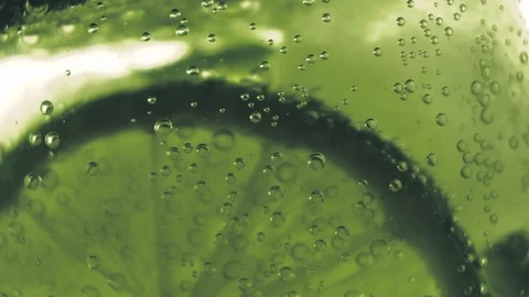 Sparkling bubbles water with a slice of lime Video stock 111495267