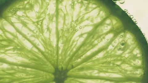 Sparkling bubbles water with a slice of lime Video stock 111539048