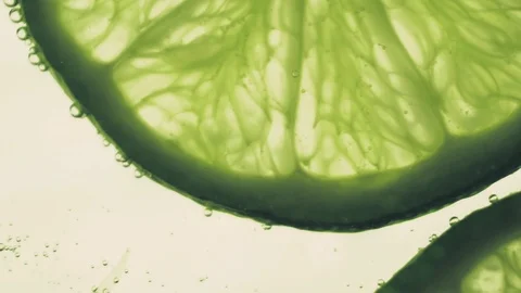 Sparkling bubbles water with a slice of lime Видео 111539101