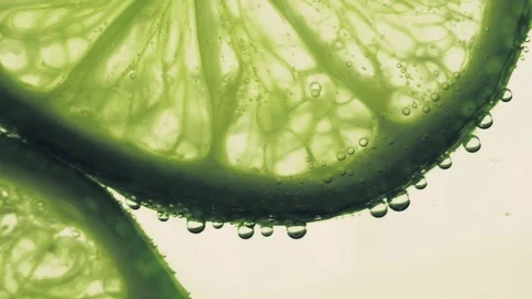 Sparkling bubbles water with a slices of lime 库存影片 111639460