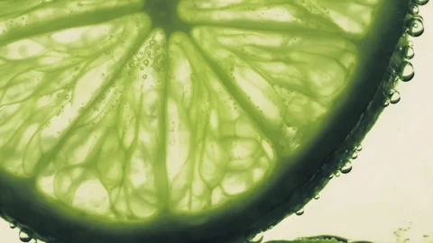 Sparkling bubbles water with a slices of lime Stockbeeldmateriaal 111639756