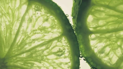 Sparkling bubbles water with a slices of lime Video stock 111639923