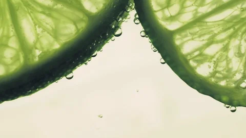 Sparkling bubbles water with a slices of lime Video stock 111640156