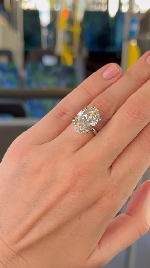 Sparkling diamond ring on hand city bus background vertical video Video stock 316754652