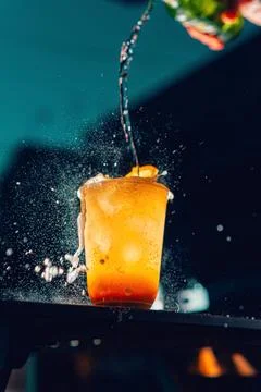 Sparkling mojito splashing during a dramatic pour Foto stock