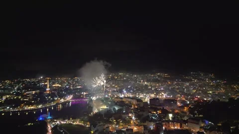 Sparkling Spectacle: Captivating Fireworks over Da Lat Vídeos de archivo 242334885