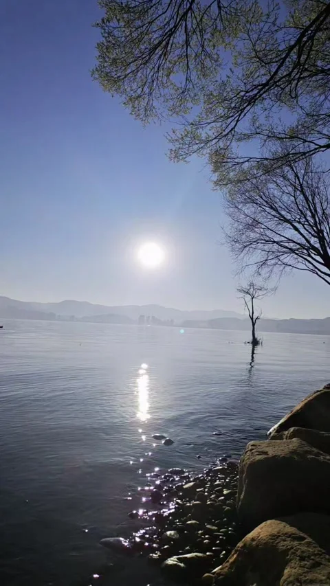 Sparkling Sun Reflection on the Blue Water of Erhai Lake Video stock 330302879