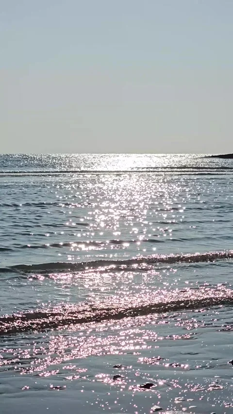 Sparkling Sunlight Reflection on Ocean Waves Near Shore, 4K Vídeos de archivo 330166458