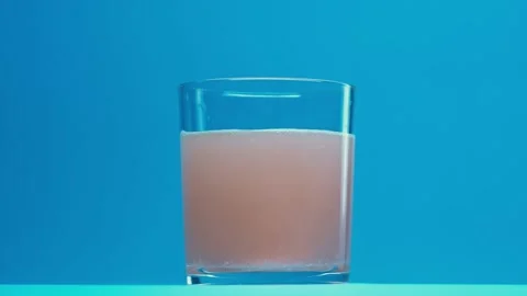 Sparkling vitamin pill changes color of water Stock Footage 202039576
