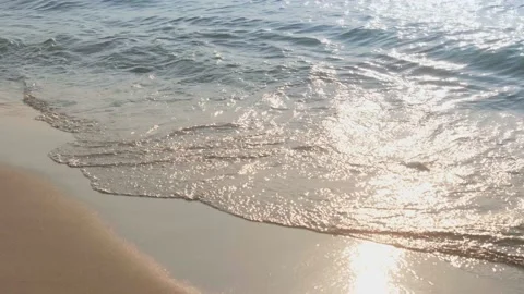 Sparkling wave over sand in slow motion Vídeo Stock 156065320