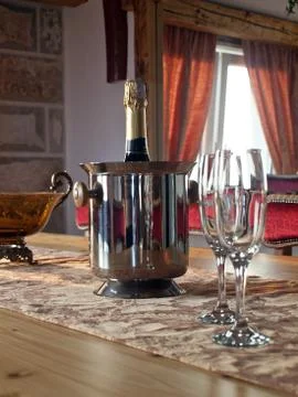 Sparkling white and two glasses on desk Stock-Fotos