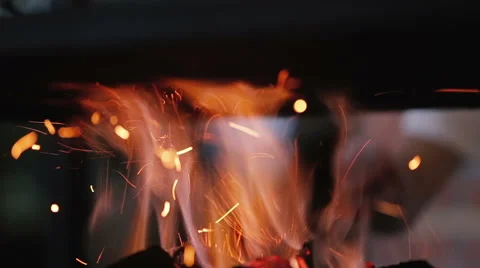 Sparks fire cracks in grill fire pit 库存影片 61076169