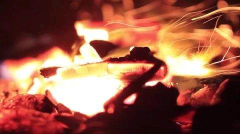 Sparks fire cracks in grill firepit Stock-Footage 49132763