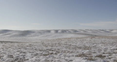 Sparse Snow Across Dry Rolling Grassland Vídeos de archivo 332378361